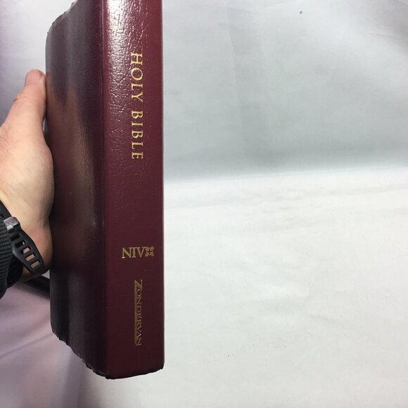 KJV Holy Bible: Gift and Award, Black Leather-Look, Red Letter 2001 - Picture 3 of 13